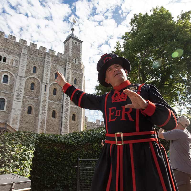 Un Yeoman Warder guide des visiteurs