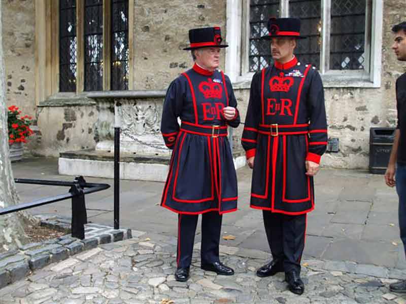 Страж тауэра в переводе. Стражи Тауэр (бифитеры). The Tower of London Бифитер. Тауэр Лондон бифитеры. Бифитер Страж Тауэра.